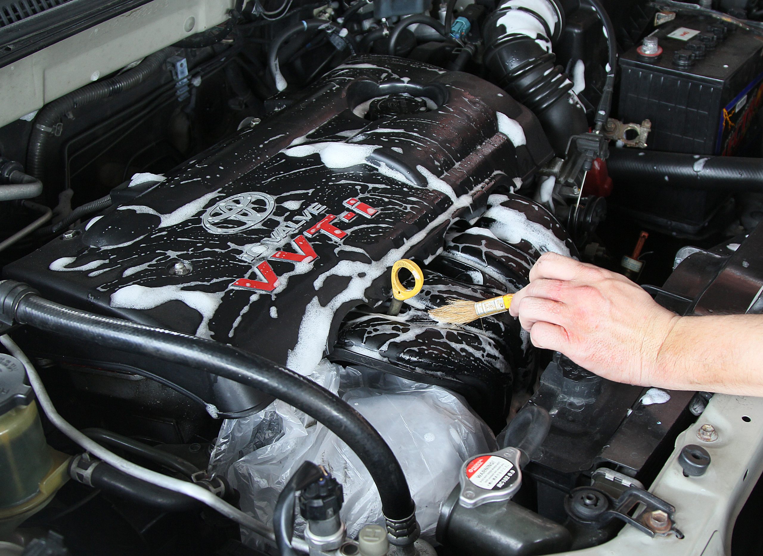 3 Ways to Clean a Car Engine