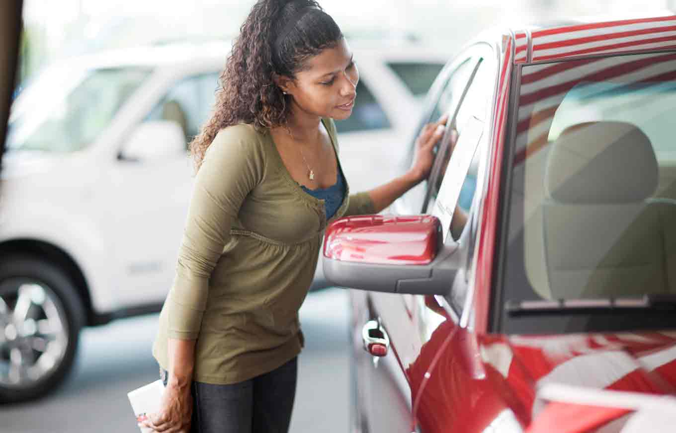 She bought a car. Mobile Shopper автомобиль. Car Shoppers. What is the woman a car parking.