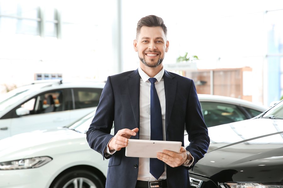 Do Car Salesmen Get Paid Hourly?