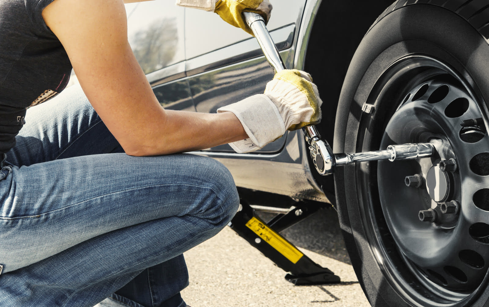 How to Change a Car Tire (5 Steps)