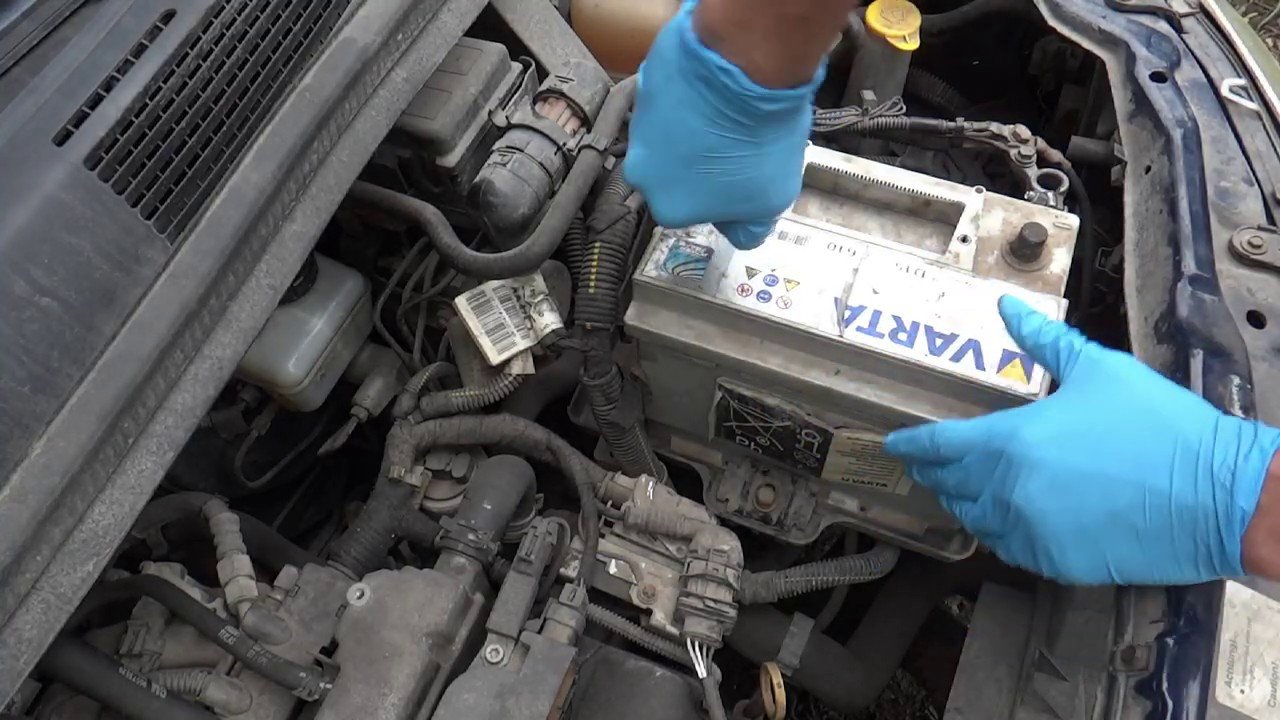 How to Install / Replace a Car Battery ðð¨â?ð§